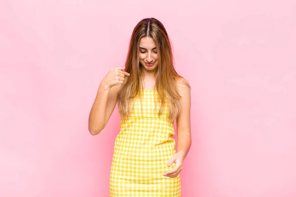 Mujer Rubia Sonriendo Alegre Casualmente Mirando Hacia Abajo Señalando Hacia — Foto de Stock