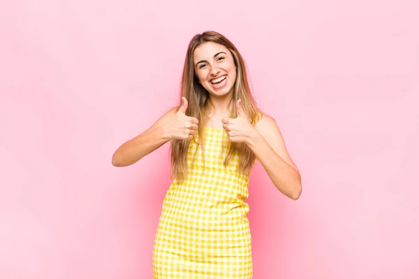 Donna Bionda Sorridente Ampiamente Cercando Felice Positivo Fiducioso Successo Con — Foto Stock