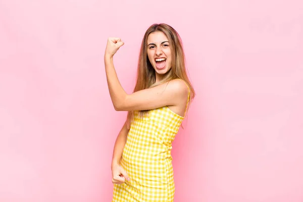 Blonde Woman Feeling Happy Satisfied Powerful Flexing Fit Muscular Biceps — Stock Photo, Image