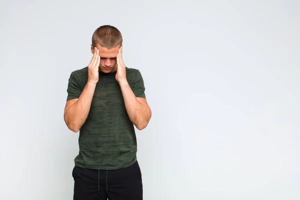 Uomo Biondo Che Sembra Stressato Frustrato Lavora Sotto Pressione Con — Foto Stock