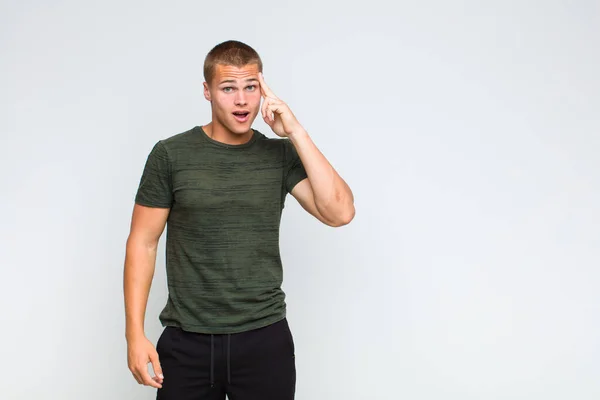 Blonder Mann Der Überrascht Mit Offenem Mund Schockiert Aussieht Und — Stockfoto