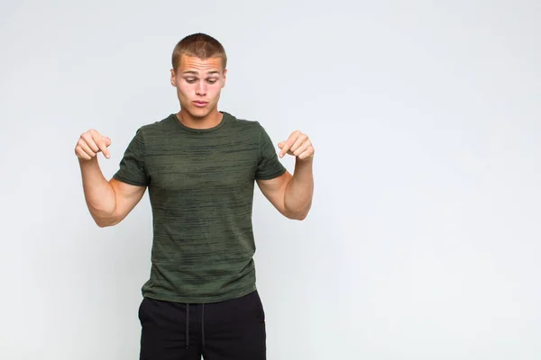 Blonder Mann Mit Offenem Mund Der Mit Beiden Händen Nach — Stockfoto