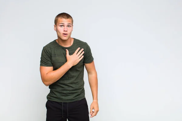 Blonder Mann Schockiert Und Überrascht Lächelnd Die Hand Herzen Nehmend — Stockfoto