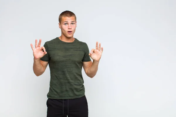 Blonder Mann Ist Schockiert Erstaunt Und Überrascht Zeigt Zustimmung Und — Stockfoto