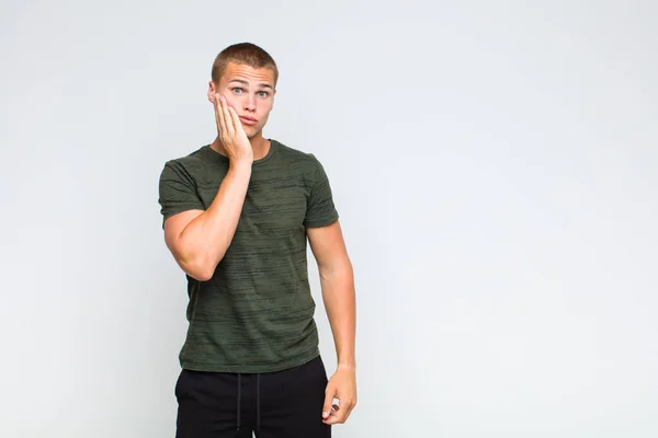 Blonder Mann Ist Schockiert Und Erstaunt Und Hält Ungläubig Gesicht — Stockfoto