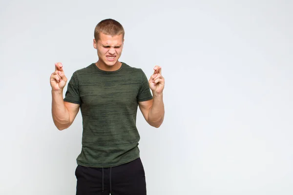 Blonder Mann Nervös Und Hoffnungsvoll Drückt Daumen Betet Und Hofft — Stockfoto