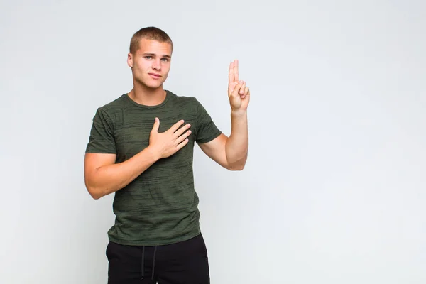 Blonder Mann Der Glücklich Selbstbewusst Und Vertrauenswürdig Aussieht Lächelt Und — Stockfoto