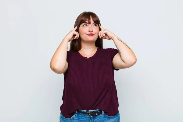 Overweight Woman Feeling Confused Doubting Concentrating Idea Thinking Hard Looking — Stock Photo, Image
