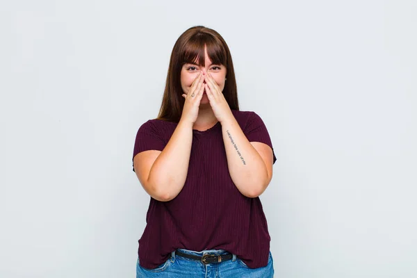 Mujer Con Sobrepeso Que Feliz Alegre Afortunada Sorprendida Cubriendo Boca — Foto de Stock