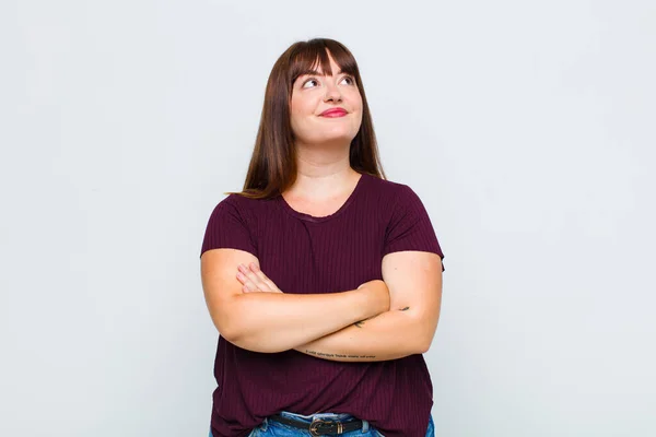 Mulher Com Sobrepeso Sentindo Feliz Orgulhoso Esperançoso Perguntando Pensando Olhando — Fotografia de Stock