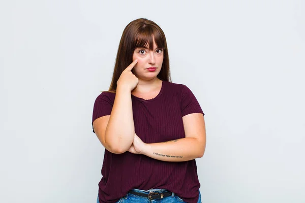 Mujer Con Sobrepeso Vigilándote Confiando Vigilándote Manteniéndote Alerta Vigilante — Foto de Stock