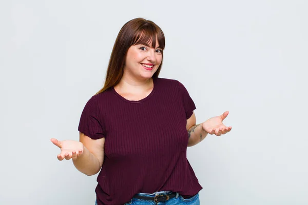 Übergewichtige Frau Sieht Glücklich Arrogant Stolz Und Selbstzufrieden Aus Und — Stockfoto