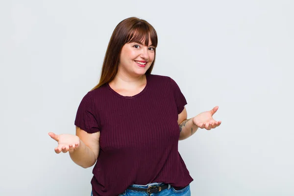 Mujer Con Sobrepeso Mirando Feliz Arrogante Orgulloso Satisfecho Mismo Sintiéndose — Foto de Stock