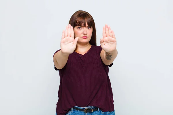 Mujer Con Sobrepeso Que Parece Seria Infeliz Enojada Disgustada Prohibiendo — Foto de Stock