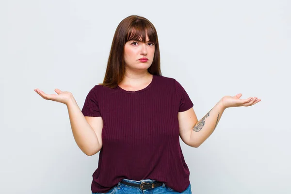 Donna Sovrappeso Cercando Perplesso Confuso Stressato Chiedendo Tra Diverse Opzioni — Foto Stock