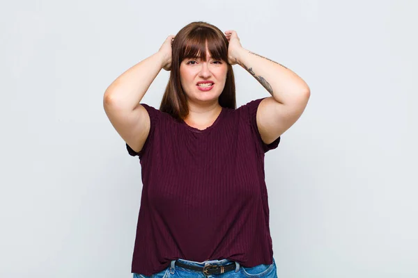 Şişman Kadın Kendini Stresli Endişeli Endişeli Korkmuş Hissediyor Elleri Başının — Stok fotoğraf