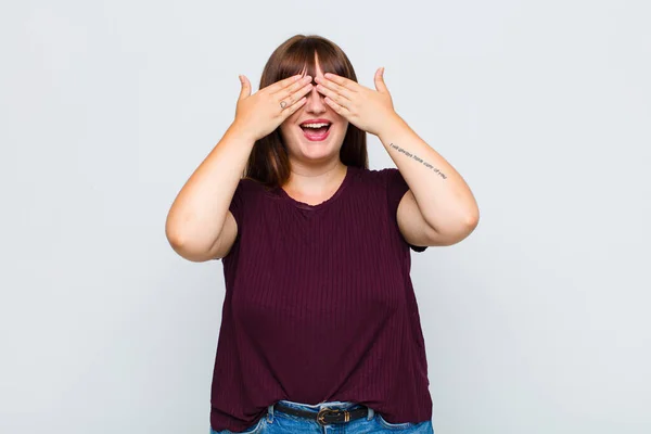 Übergewichtige Frau Lächelt Und Fühlt Sich Glücklich Bedeckt Die Augen — Stockfoto