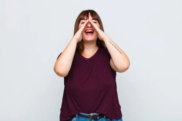 Mulher Com Sobrepeso Sentindo Feliz Animado Positivo Dando Grande Grito — Fotografia de Stock