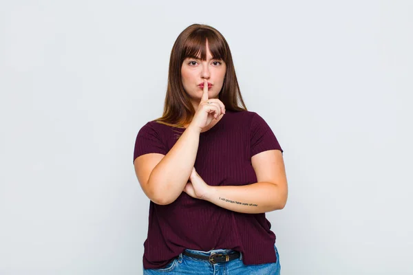 Vrouw Met Overgewicht Kijkt Ernstig Kruis Met Vinger Gedrukt Lippen — Stockfoto