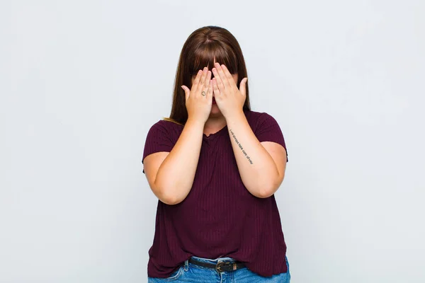 Şişman Kadın Üzgün Hayal Kırıklığına Uğramış Gergin Depresif Iki Eliyle — Stok fotoğraf
