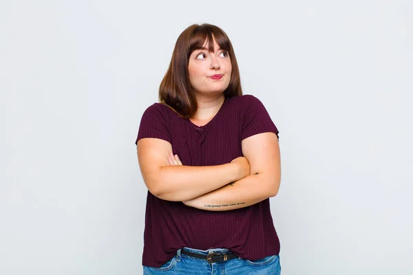 Mujer Con Sobrepeso Encogiéndose Hombros Sintiéndose Confundida Incierta Dudando Con — Foto de Stock