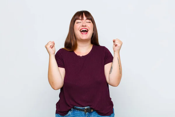 Otyła Kobieta Wygląda Bardzo Szczęśliwy Zaskoczony Świętując Sukces Krzyki Skoki — Zdjęcie stockowe
