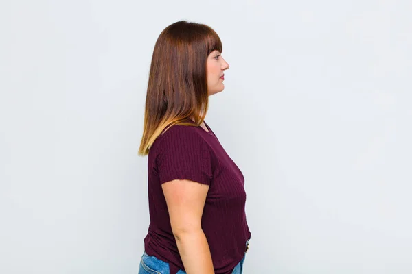 Overgewicht Vrouw Profiel Bekijken Zoek Naar Ruimte Kopiëren Vooruit Denken — Stockfoto
