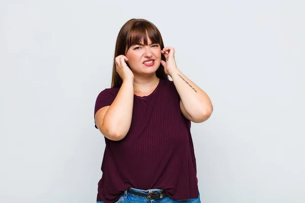 Túlsúlyos Néz Dühös Stresszes Bosszús Amely Mindkét Fülét Egy Fülsiketítő — Stock Fotó