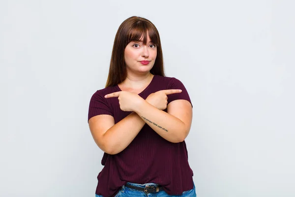 Donna Sovrappeso Guardando Perplesso Confuso Insicuro Puntando Direzioni Opposte Con — Foto Stock