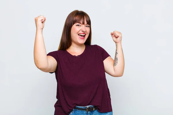 Mulher Com Sobrepeso Gritando Triunfalmente Parecendo Animado Feliz Surpreso Vencedor — Fotografia de Stock