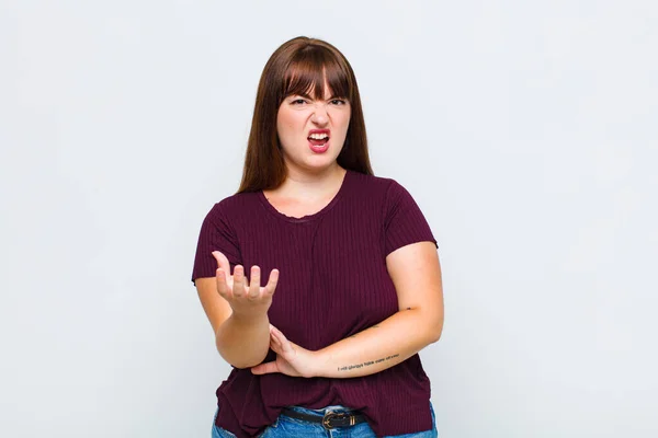 Overgewicht Vrouw Kijken Boos Geïrriteerd Gefrustreerd Schreeuwen Wtf Wat Mis — Stockfoto