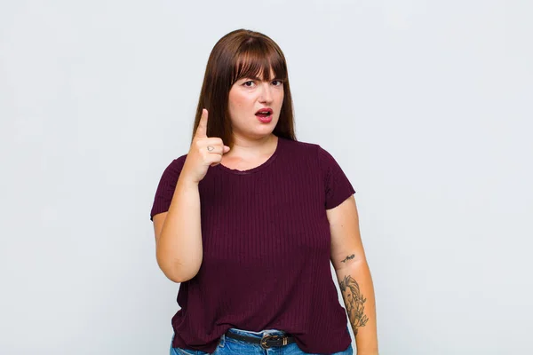 Υπέρβαρη Γυναίκα Που Δείχνει Την Κάμερα Μια Θυμωμένη Επιθετική Έκφραση — Φωτογραφία Αρχείου