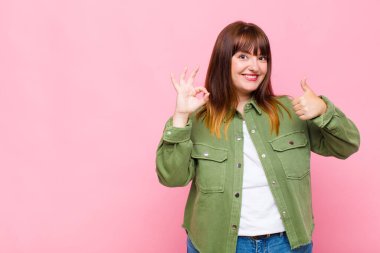 Şişman kadın kendini mutlu, şaşkın, tatmin olmuş ve şaşırmış hissediyor.