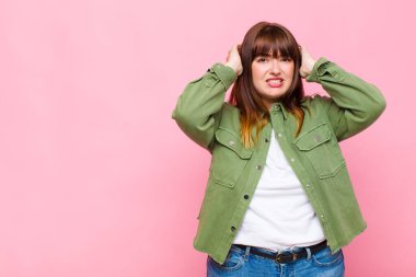 Şişman kadın kendini stresli, endişeli, endişeli ya da korkmuş hissediyor. Elleri başının üstünde, hatayla panikliyor.