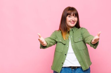 Şişman kadın neşeyle gülümsüyor sıcak, dostça, sevgi dolu bir kucak veriyor, mutlu ve sevimli hissediyor.