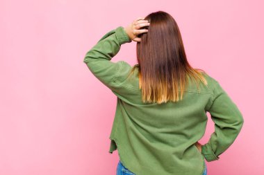 Şişman kadın düşünüyor ya da şüphe ediyor, kafasını kaşıyor, şaşkın ve kafası karışık hissediyor, arkaya ya da arkaya bakıyor.