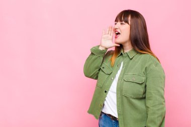 Şişman kadın profili, mutlu ve heyecanlı görünüyor, bağırıyor ve kenardaki boşluğu kopyalamak için arıyor