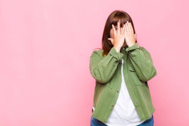 Şişman bir kadın korkmuş ya da utanmış hisseder. Gözleri yarı kapalı bir şekilde dikizler ya da gözetler.