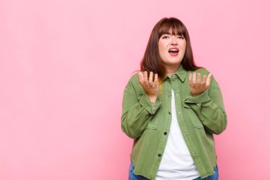 Şişman kadın umutsuz ve hayal kırıklığına uğramış görünüyor, stresli, mutsuz ve sinirli, bağırıyor ve çığlık atıyor.