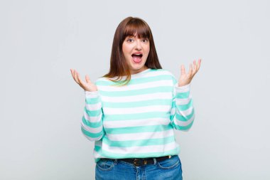 Şişman kadın mutlu, heyecanlı, şaşırmış ya da şok olmuş hissediyor, gülümsüyor ve inanılmaz bir şeye şaşırıyor.