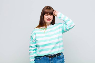 Aşırı kilolu kadın stresli, yorgun ve hayal kırıklığına uğramış, alnından ter damlayan, umutsuz ve bitkin hisseden.