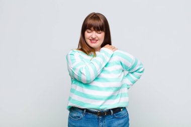 Kilolu kadın yorgun, stresli, endişeli, hayal kırıklığına uğramış ve depresyonda, sırtı ya da boynu ağrıyan