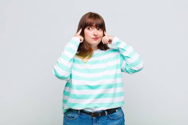 Aşırı kilolu bir kadın bir fikre odaklanmış ve kafa yoruyor, bir soruna ya da soruna çözüm hayal ediyor.