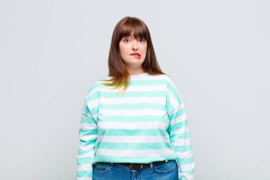 Şişman bir kadın, hangi seçeneği seçeceğine karar veremediğini ve sorununu çözmeye çalıştığını bilmiyor.