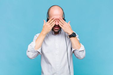 Kel adam gülümsüyor ve mutlu hissediyor, iki eliyle gözlerini kapatıyor ve inanılmaz bir sürpriz bekliyor.