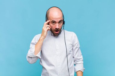 Kel adam şaşırmış, ağzı açık, şok olmuş, yeni bir düşünce, fikir ya da konsept keşfediyor.