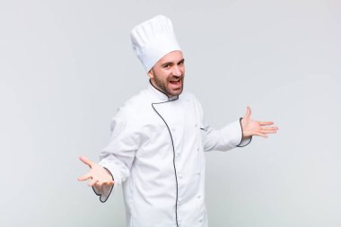 Kel adam mutlu, kibirli, gururlu ve kendinden memnun görünüyor. Kendini bir numara gibi hissediyor.