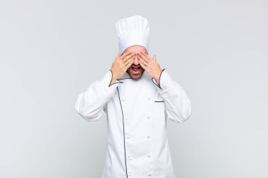 Kel adam gülümsüyor ve mutlu hissediyor, iki eliyle gözlerini kapatıyor ve inanılmaz bir sürpriz bekliyor.