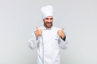 Kel adam mutlu, pozitif, kendinden emin ve başarılı bir şekilde gülümsüyor.