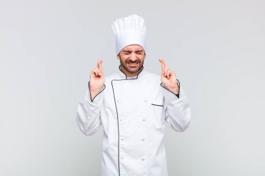 Kel adam gergin ve umutlu, şans diliyor ve dua ediyor.